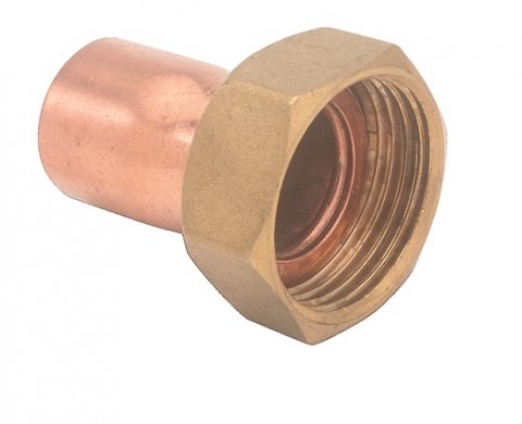 Racor de latón para soldar en tubo de cobre con soplete de soldadura en  sistema de agua.